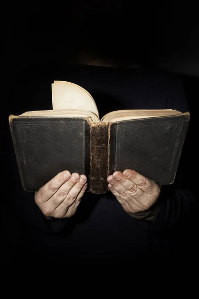 Hände mit einem Buch — Stockfoto