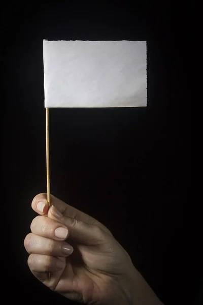 Mão com uma bandeira branca — Fotografia de Stock