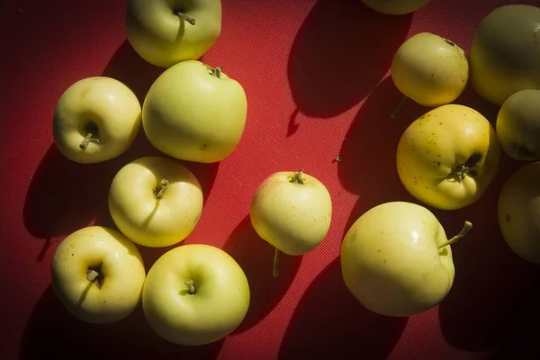 탁자 위의 사과 — 스톡 사진