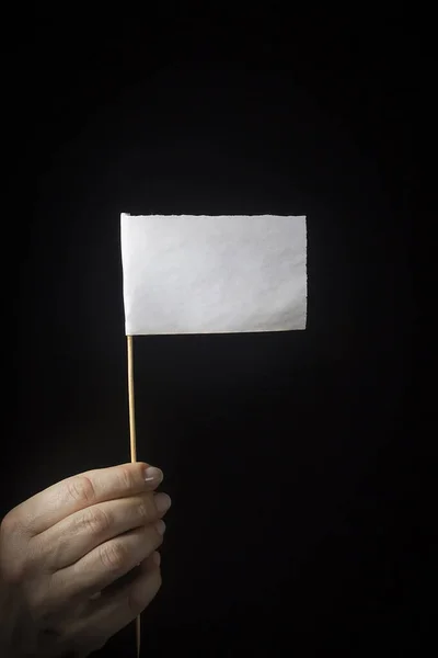 Mano con bandera blanca —  Fotos de Stock