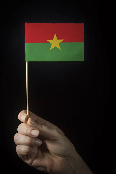 Mão com bandeira do Burkina Faso — Fotografia de Stock