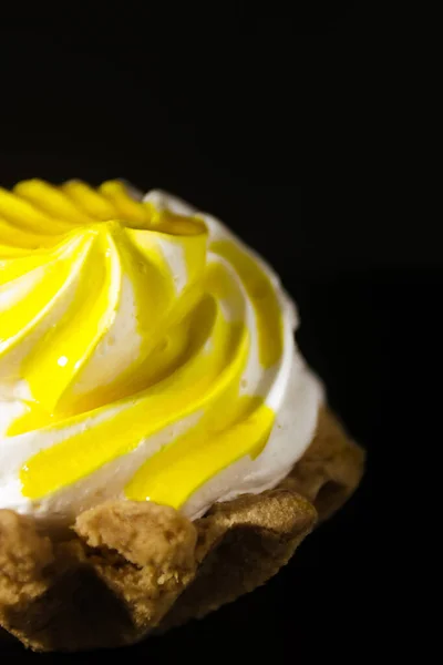 Panier à gâteaux avec crème et confiture — Photo