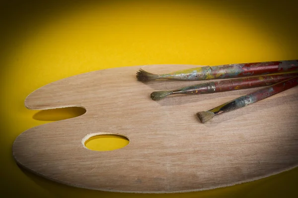 Vecchi pennelli e tavolozza — Foto Stock