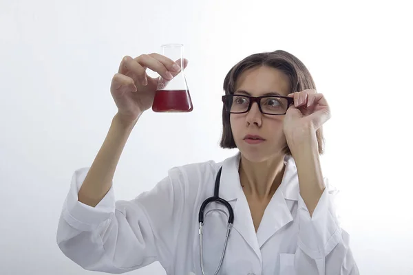 Mulher médica com estetoscópio e frasco — Fotografia de Stock