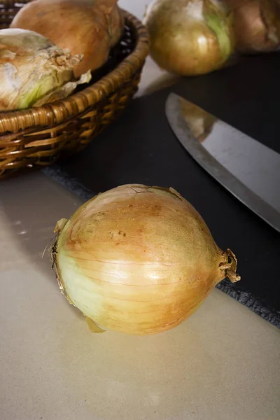 Cebolas maduras na mesa da cozinha — Fotografia de Stock