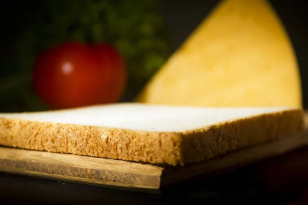 Smörgåsbröd, ost och grönsaker — Stockfoto