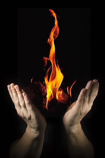 Eld mellan handflatorna — Stockfoto