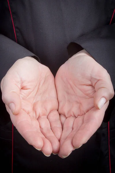 Siyah Bir Arkaplanda Elleri Boş Bir Kadın — Stok fotoğraf