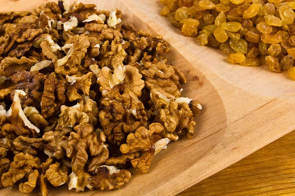 Raisins Walnuts Wooden Bowl — Stock Photo, Image