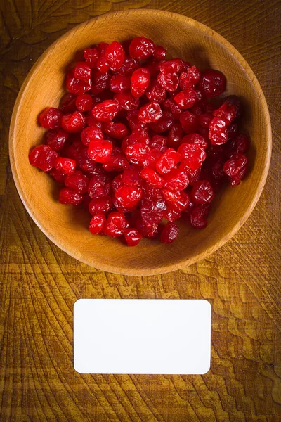 Cerejas Secas Cristalizadas Uma Chapa Madeira — Fotografia de Stock