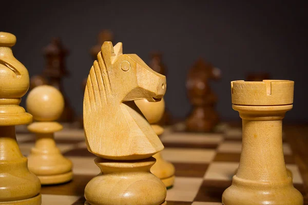 美しいチェスの木片とチェスボード — ストック写真