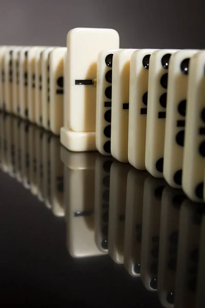Domino Taşlarını Kullanarak Başka Bir Tanesine Zarar Vererek Toplamdan Vurgu — Stok fotoğraf