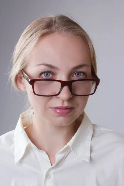 Retrato Uma Jovem Mulher Negócios Óculos — Fotografia de Stock