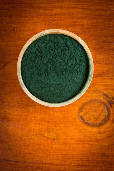 Miska Alg Spirulina Proszku Drewnianym Stole — Zdjęcie stockowe