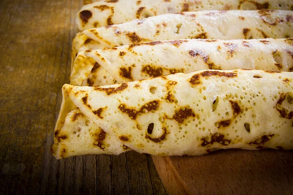 Pfannkuchen Mit Süßer Sahne Auf Einem Holzbrett — Stockfoto