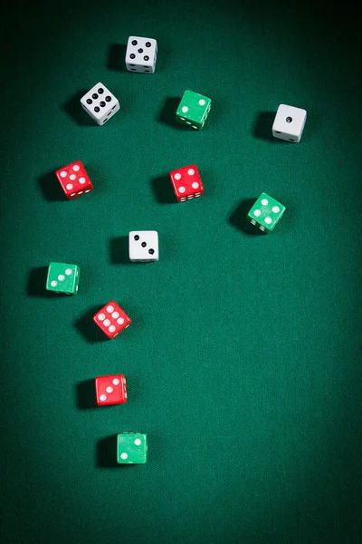 Multi Colored Dice Playing Table Green Cloth — Stockfoto