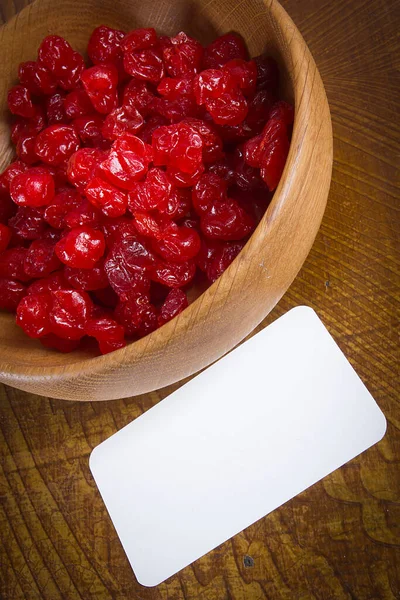 Cerejas Secas Cristalizadas Uma Chapa Madeira — Fotografia de Stock