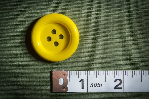 生地の背景にボタンとテーラーメーター — ストック写真