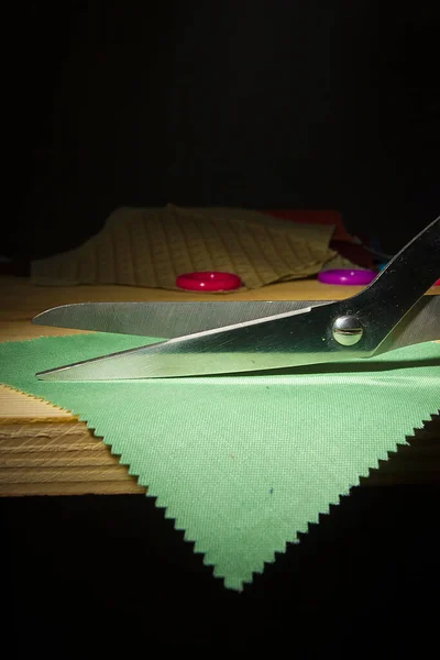 Nożyczki Guzik Tle Fragmentów Tkaniny — Zdjęcie stockowe
