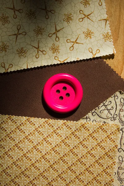 木製のテーブルの上の生地のボタンと断片 — ストック写真