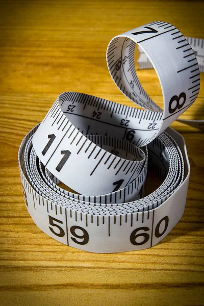 Witte Kleermakersmeter Een Houten Tafel — Stockfoto