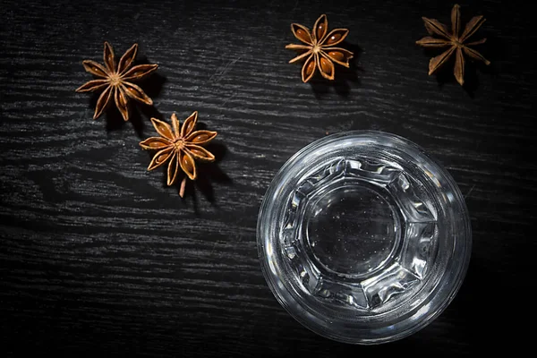 Anijs Wodka Een Glas Een Houten Ondergrond — Stockfoto