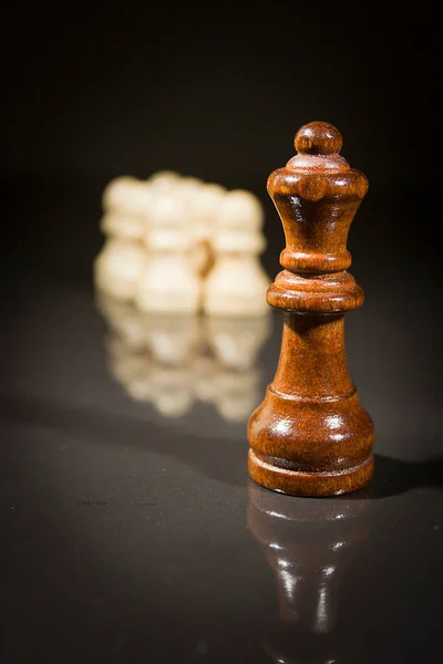 黒い反射面にチェスの駒 — ストック写真