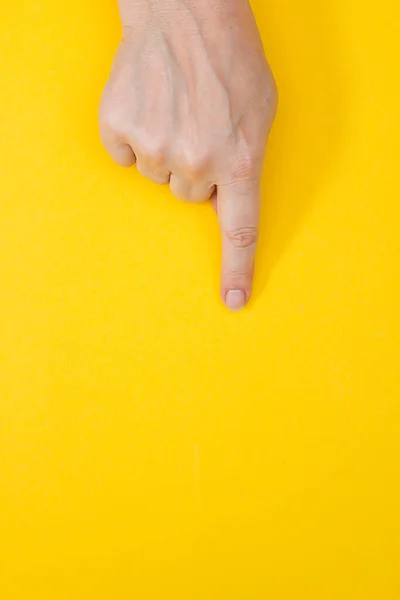 妇女的手在黄色背景上触摸虚拟屏幕 — 图库照片