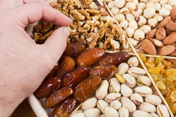 Sada Ořechů Sušeného Ovoce Dřevěném Stole — Stock fotografie