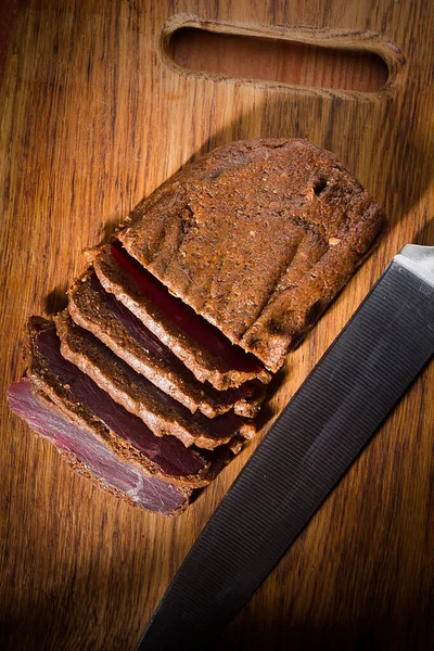 Gepökeltes Fleisch Auf Einem Holzschneidebrett — Stockfoto