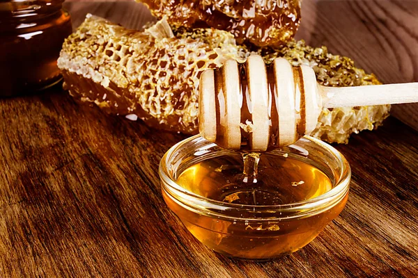 Gele Honing Honingraat Plak Een Houten Tafel — Stockfoto
