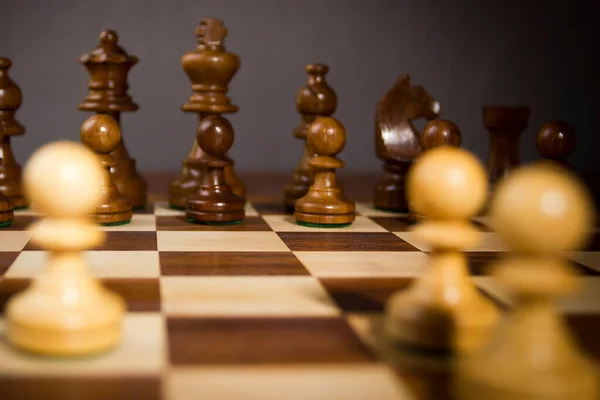 Šachovnice Krásnými Šachovými Dřevěnými Figurkami — Stock fotografie
