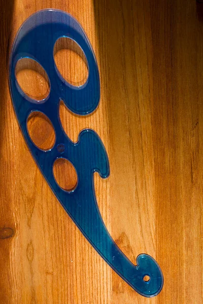 Padrão Azul Plástico Uma Mesa Madeira — Fotografia de Stock
