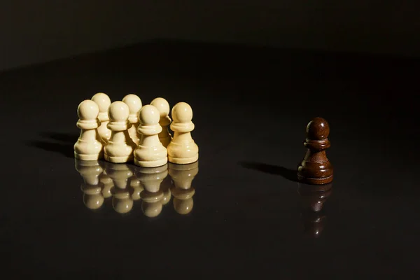 黒い反射面にチェスの駒 — ストック写真