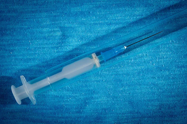 Συσκευή Ιατρική Σύριγγα Μπλε Φόντο — Φωτογραφία Αρχείου