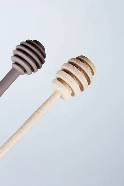 Verschillende Dippers Voor Honing Grijze Achtergrond — Stockfoto