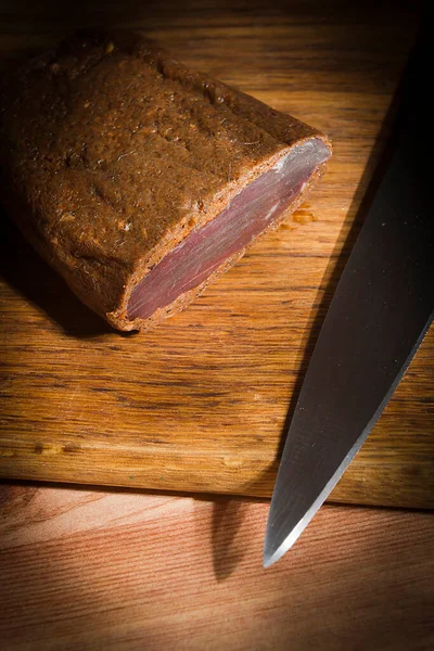 Gezouten Vlees Een Houten Snijplank — Stockfoto