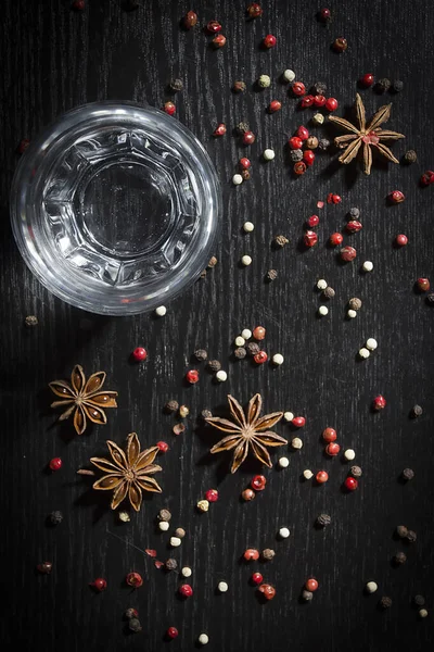 Anis Vodka Ett Glas Träyta — Stockfoto