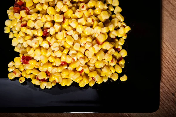 Консервированная Кукуруза Перцем Черной Тарелке — стоковое фото