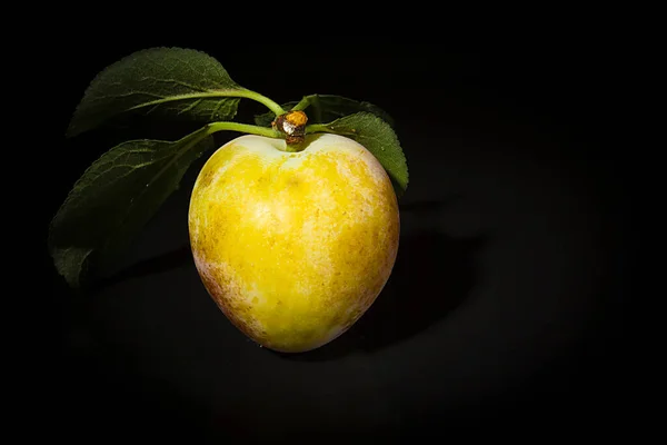 Ripe Plums Black Reflective Surface — Stock Photo, Image