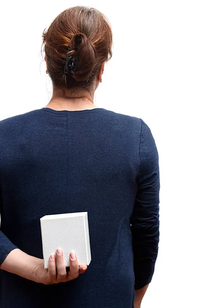 Mulher Com Presente Nas Costas Fundo Branco — Fotografia de Stock