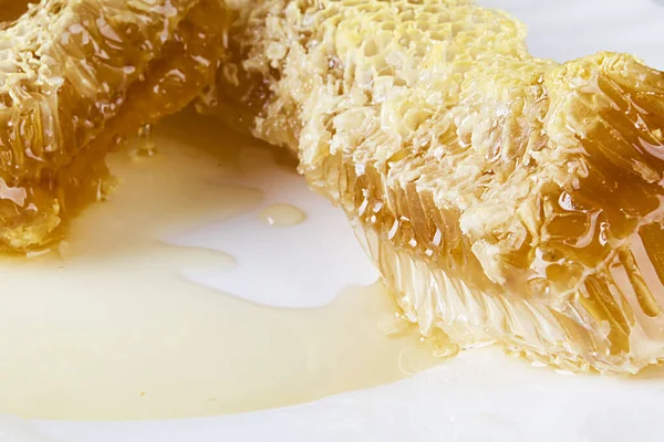 Stukken Honingraat Met Biologische Honing Een Witte Tafel — Stockfoto