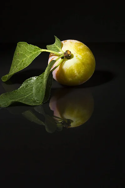 Ripe Plums Black Reflective Surface — Stock Photo, Image