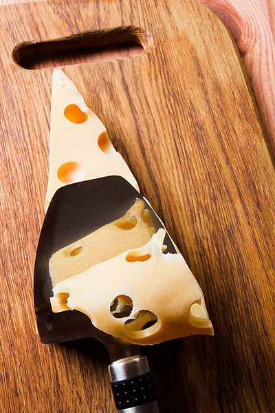 木制切菜板上的奶酪和奶酪刀 — 图库照片
