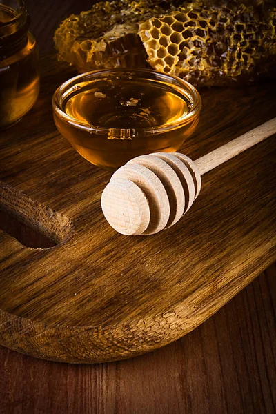 Желтый Мёд Сотовый Ломтик Деревянном Столе — стоковое фото