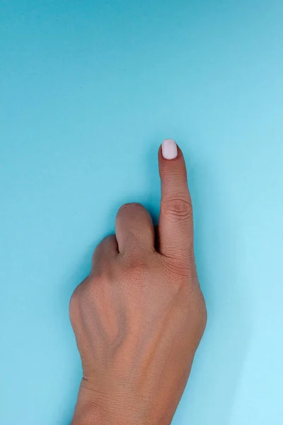 Mãos Femininas Gestos Fundo Azul — Fotografia de Stock