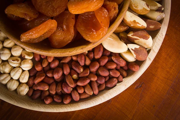 Set Kacang Dan Buah Buahan Kering Dalam Mangkuk Kayu — Stok Foto