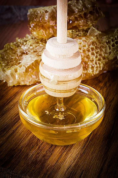 Kuning Madu Dan Honeycomb Irisan Atas Meja Kayu — Stok Foto