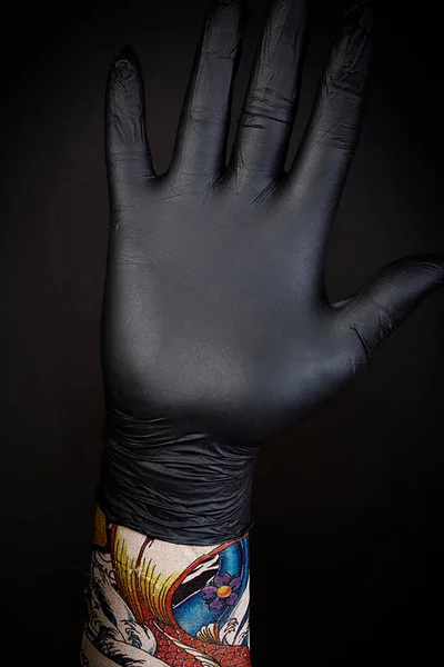 Mężczyzna Ręka Tatuaż Czarny Rękawiczka Czarny Tło — Zdjęcie stockowe