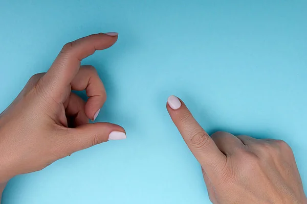 Mãos Femininas Gestos Fundo Azul — Fotografia de Stock